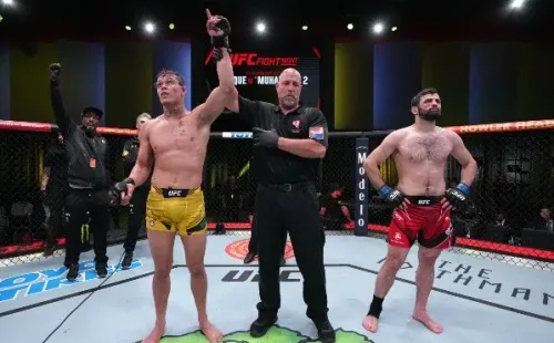 Caio Borralho se quedó con un polémico triunfo tres haber dado un rodillazo ilegal y dejar fuera de combate a su rival. Foto: Getty Images