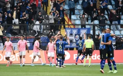 Huachipato venció a Universidad Católica y la dejó al borde del colapso previo al clásico con Colo Colo. Foto: Agencia Uno