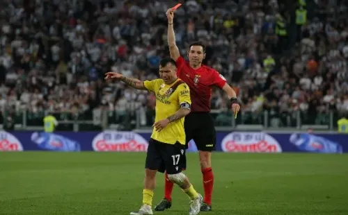 Medel y Soumaoro dejaron a su equipo con dos hombres menos en el minuto 84. (Foto: Getty)