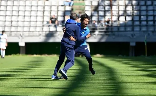 El festejo del cuerpo técnico de Magallanes en el sur.
