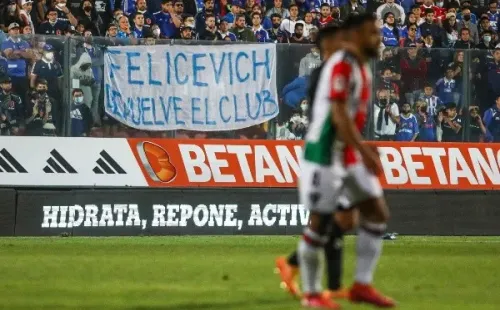 Mauricio Israel le cae a Fernando Felicevich tras la defensa del representante por tema de Universidad de Chile. (Foto: Agencia UNO)