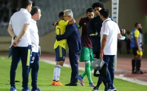 Reinaldo Rueda deja Colombia tras haber fracasado rumbo a Qatar 2022. En la misma eliminatoria dirigió a Chile, con un saldo negativo en ambas selecciones. Foto: Getty Images