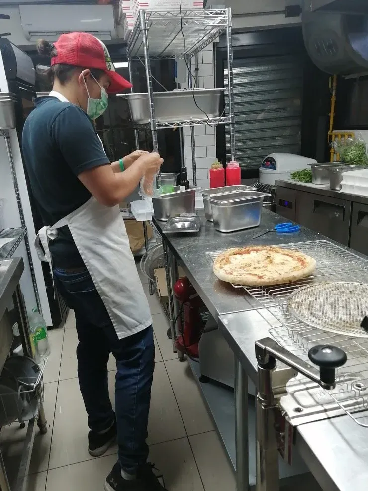 “Me metí en las pizzas porque me gustan mucho, pero no tenía experiencia antes en nada de esto. Ha sido complicado, desafiante, muy gratificante cuando uno ve los resultados, pero ha sido todo un mundo nuevo por descubrir”, cuenta Fauré a RedGol sobre “Il Vicino”. (Foto: Cedida)
