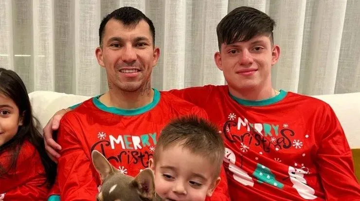 Gary Medel y su hijo son hinchas de Universidad Católica