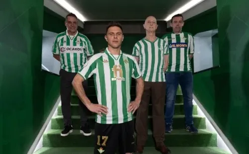 La nueva camiseta del Betis para la final de la Copa del Rey, acompañada de las otras tres que disputaron la definición del torneo. Foto: Comunicaciones Real Betis