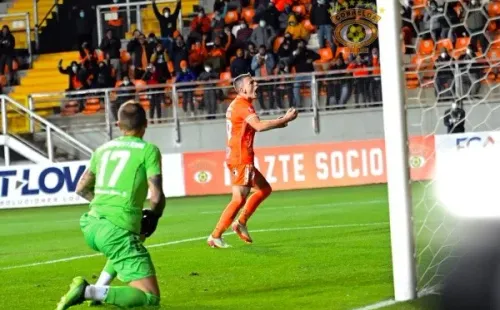 Maximiliano Cerato no perdonó en su penal. (Foto: Cobreloa)