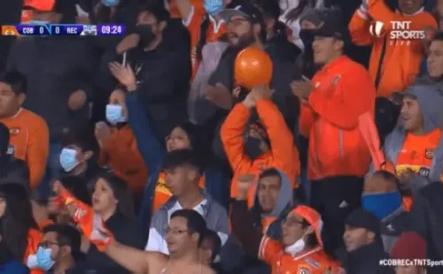 Hinchas de Cobreloa aplaudieron a Lucas Simón en los 9′. (Foto: capturas TNT Sports)