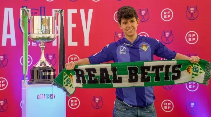 Hincha del Real Betis posa con la Copa del Rey
