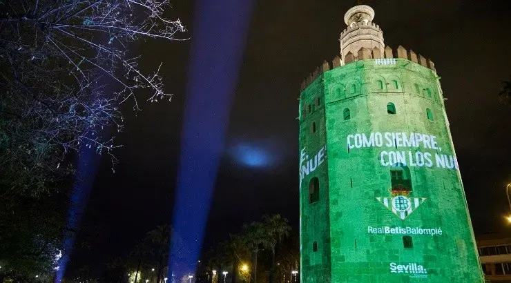La Torre del Oro en Sevilla se iluminó de verde