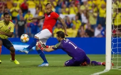 Claudio Bravo y Arturo Vidal pueden quedar empatados como los futbolistas chilenos con más títulos en la historia. Foto: Agencia Uno