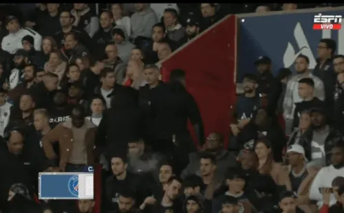 Los ultras no quisieron seguir viendo el partido. (Foto: Captura Espn)