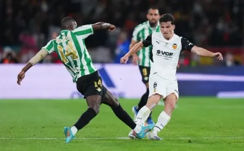 Real Betis y Valencia se van 1-1 al descanso por la final de la Copa del Rey.