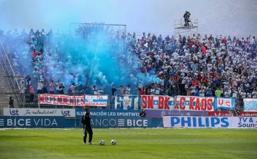 La barra de Universidad Católica prendió bengalas y lanzó una bomba de ruido en San Carlos de Apoquindo. (Foto: Agencia Uno)
