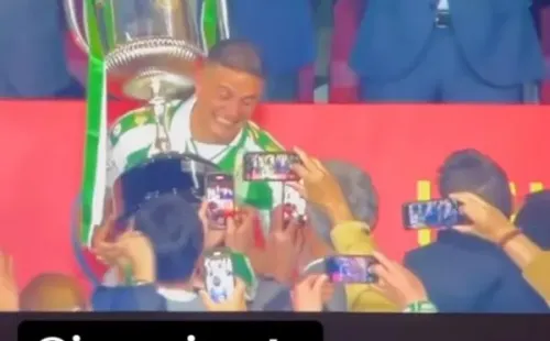 Isco felicitó a Joaquín tras levantar la Copa del Rey con Betis. (Foto: captura Instagram)