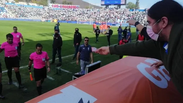 Este hincha se estiró como el sueldo de marzo, pero no cumplió con su curiosa donación para los árbitros