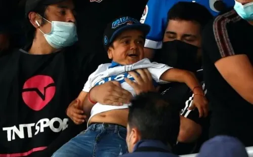 A Miguelito se le salió la cadena en el clásico entre Universidad Católica y Colo Colo, y le costó caro. (Foto: Captura)