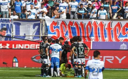 Los incidentes en las tribunas y la cancha de San Carlos de Apoquindo durante el duelo entre Católica y Colo Colo.