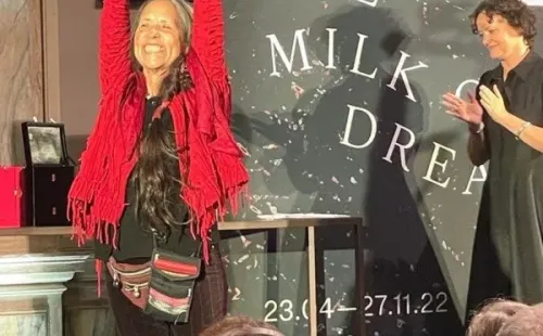 Cecilia Vicuña recibiendo el León de Oro.