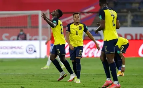Byron Castillo (6) está metido en una tremenda polémica que podría sacar a Ecuador del Mundial de Qatar 2022. (Foto: Agencia Uno)