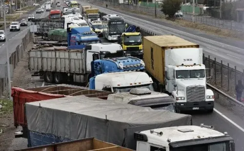 Camioneros señalan que mantendrán paro hasta las 17:00 horas, pese a ultimátum del Gobierno