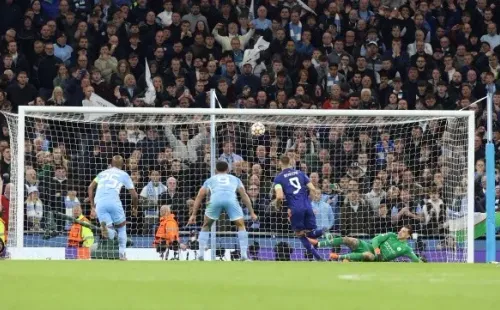Benzema se robó todas las miradas tras picarle la pelota en un penal a Ederson. (Foto: Getty)