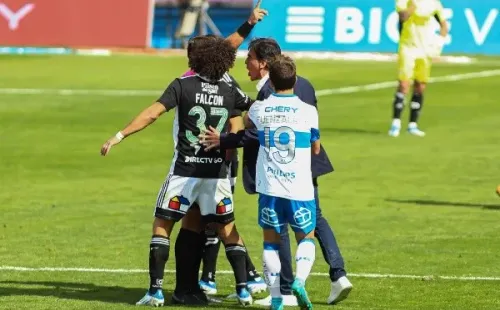 Gustavo Quinteros ya tiene sanción tras sus reclamos contra José Cabero en el choque con la UC. Foto: Agencia Uno