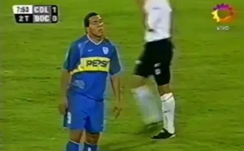Tevez jugando contra Colo Colo el 2004 en el Monumental