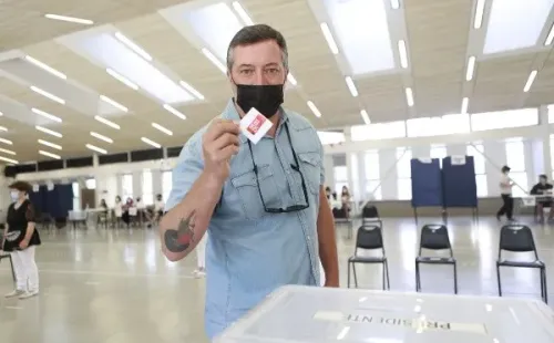 Sebastián Sichel votando en segunda vuelta presidencial.