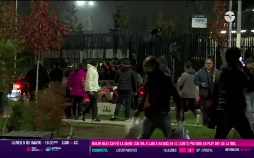 Un caos total se pudo ver en la previa del duelo entre Colo Colo y River Plate por Copa Libertadores. (Foto: TNT Sports)