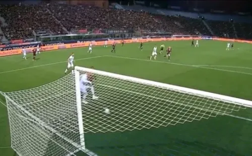 El portero queda sin reacción en la jugada.