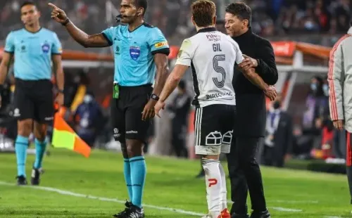 Un arbitraje sumamente discreto mostró Alexis Herrera, que se equivocó para ambos lados con sus cobros. (Foto: Agencia Uno)