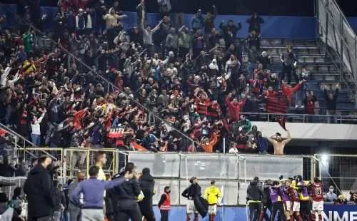 Hinchas de Flamengo contra la Católica en San Carlos: barristas de la UC lanzaron piedras, bengalas y dedicaron gestos racistas.