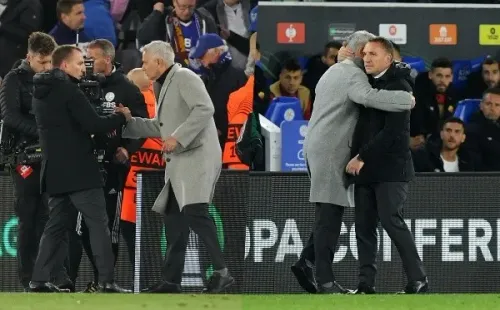 Mourinho y Rogers fueron rivales en semifinales de Conference League, pero tras el pitazo final dejaron en claro que su amistad se mantiene con el pasar de los años. (Foto: Getty)