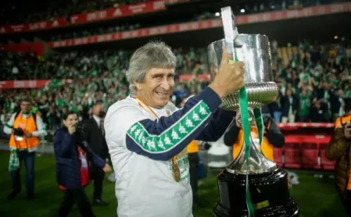 Pellegrini sostiene la Copa del Rey que ganó con el Betis (Foto: Betis)