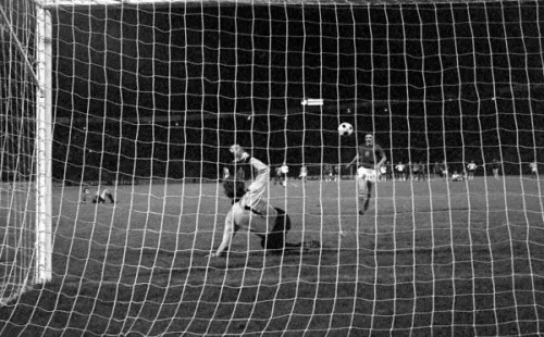 Panenka inventa el penal a lo Panenka en la final de laEurocopa de 1976. (Foto: Getty Images)