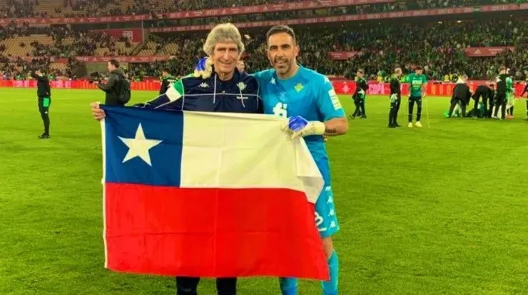 Manuel Pellegrini festejando con Claudio Bravo el título del Betis.