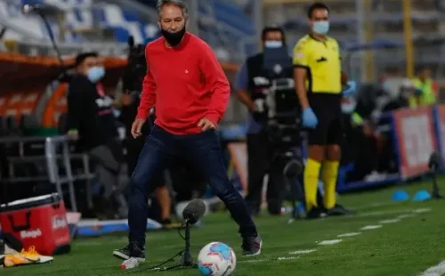 Ariel Holan al borde de la cancha con el chaleco clásico. Foto: Agencia Uno