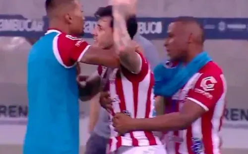 Los jugadores del Náutico tuvieron que sacar a tirones a Jean carlos mientras intentaba agredir a la árbitra. Foto: Twitter