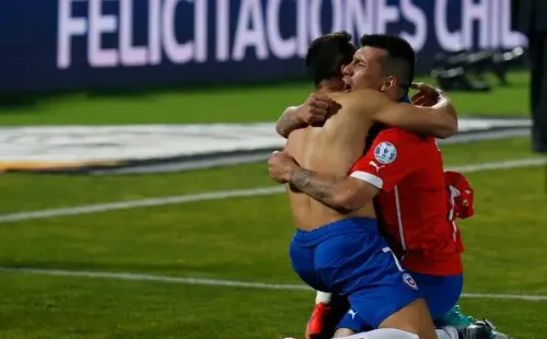 Gary Medel se abraza con Alexis para festejar el título de la Copa América (Agencia Uno)