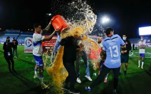Fernando Zampedri y Ariel Holan se reencuentran en Universidad Católica tras ser campeones. Foto: Agencia Uno