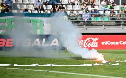 Bombas de ruido y bengalas fueron parte de lo que lanzó la barra de Deportes Temuco a la cancha. Ahora el resto de los hinchas tendrá que pagar su show tras el castigo al club. Foto: Agencia Uno