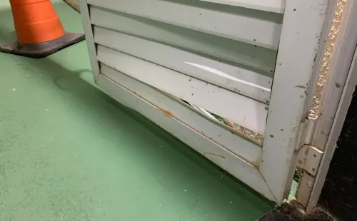 Puerta del estadio del Goiás dañada