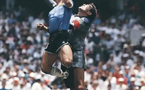 Maradona anotando el gol con la mano en México 1986 (Getty)