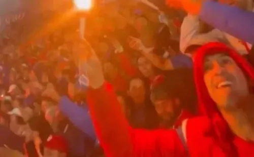 El hincha de Nacional con la bengala en la barra