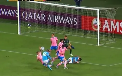 La mano de Asta-Buruaga que reclama como penal no cobrado Sporting Cristal.