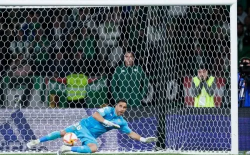 Manuel Pellegrini, Claudio Bravo y el Betis quieren seguir luchando por clasificar a Champions League. | Foto: Getty