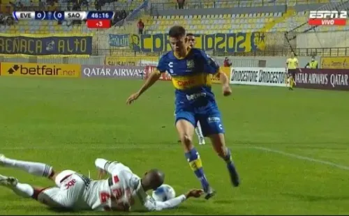 La polémica mano que Rapallini no cobró estando de frente a la jugada. | Foto: ESPN
