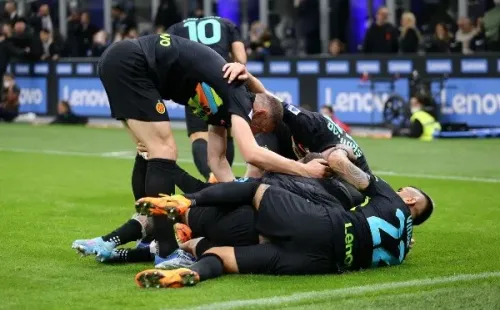 El abrazo de los chilenos del Inter de Milán contra Empoli.