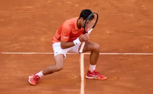 Novak Djokovic no pudo con Carlos Alcaraz y dijo adiós al Masters de Madrid en semifinales. Foto: Getty Images