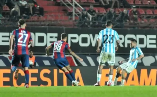 Eugenio Mena estuvo todo el partido dentro de la cancha. Foto: Racing.